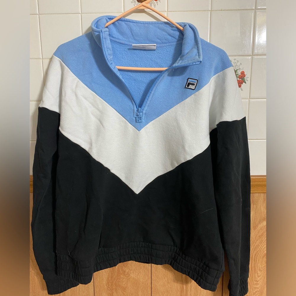 Blu, white and black sweatshirt
